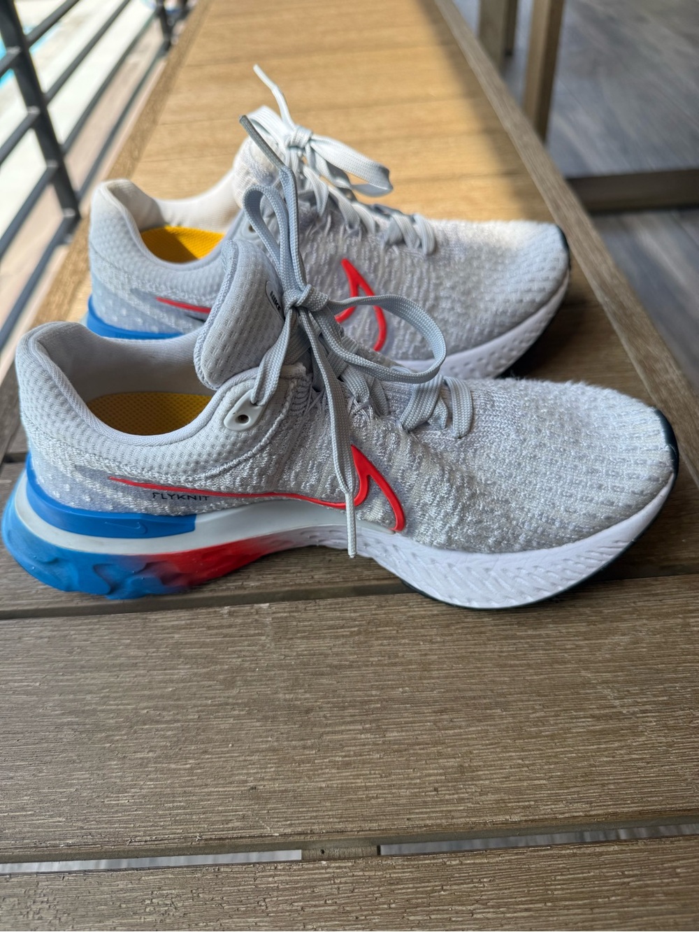 Women’s 7.5 Nike flynit red white and blue